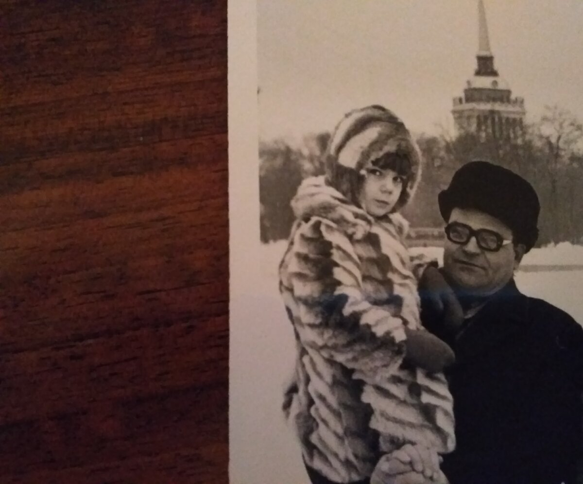 Фото лежит на том самом столе. Я и папа