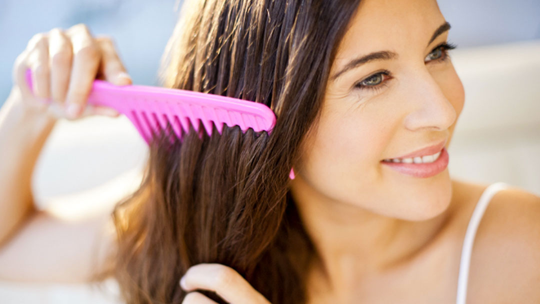 Понадобится гребешок с редкими зубьями. Берется маленькая прядка и осторожно прочесывается с концов вверх. Самое главное – держать локон у корней, чтобы не слишком его растягивать.

