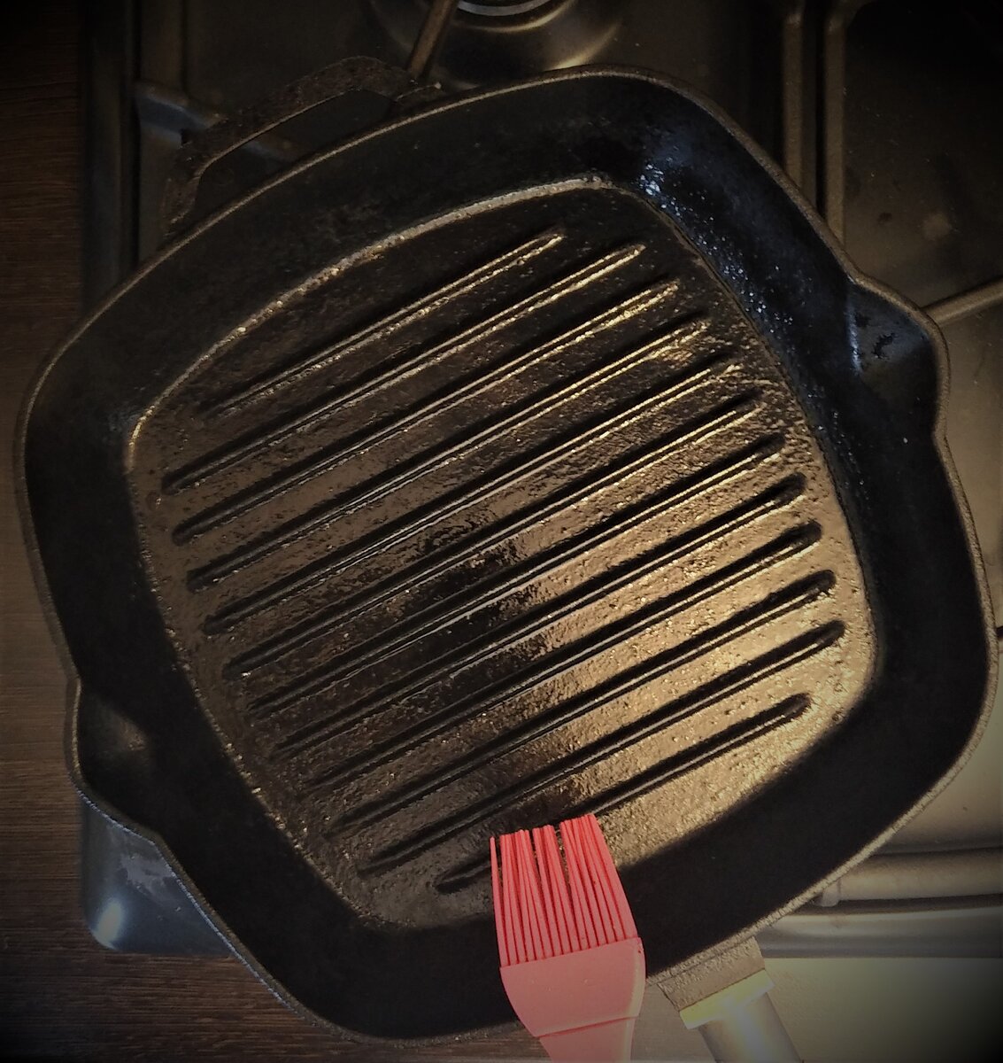 Можно быстрыми движениями силиконовой кисточкой чуть смазать буквально чайной ложкой растительного масла