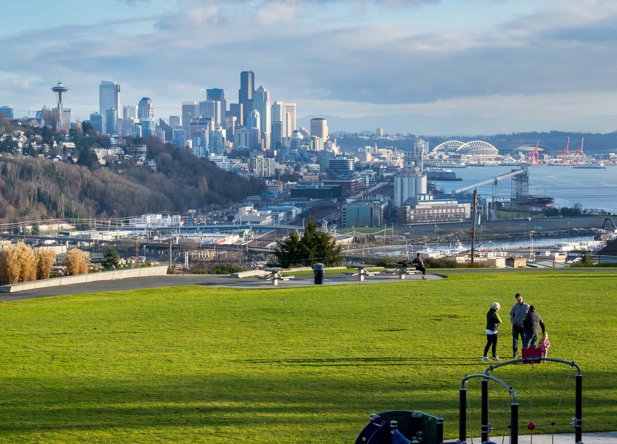 Игровая площадка у школы, вид на центр города и порт