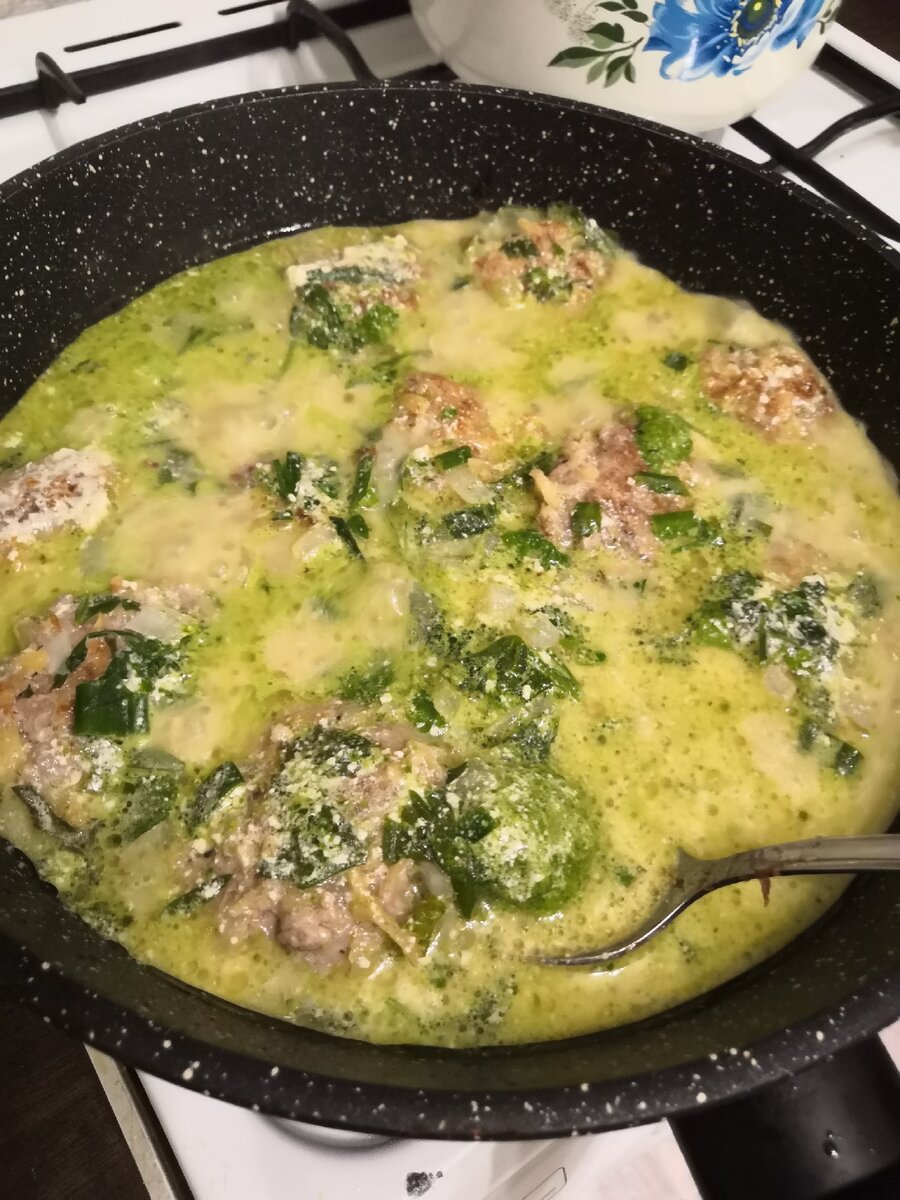 Котлеты с соусом песто.