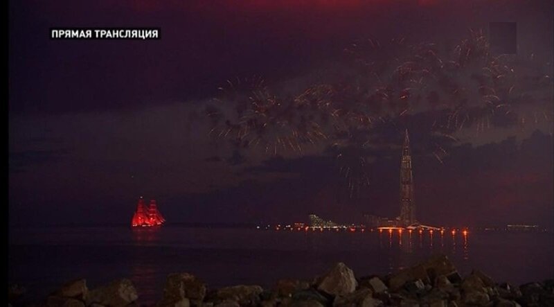 Мой любимый момент - практически без салютов. скриншот прямой трансляции праздника "Алые Паруса - 2020"