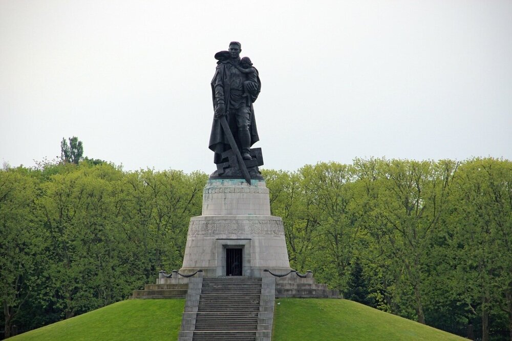 Памятник советскому солдату в берлине фото