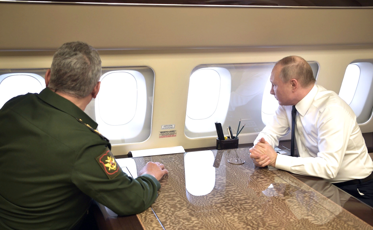 Министр Обороны России С. Шойгу и Президент РФ В. Путин на борту Ил-96-300ПУ Специального лётного отряда "Россия"