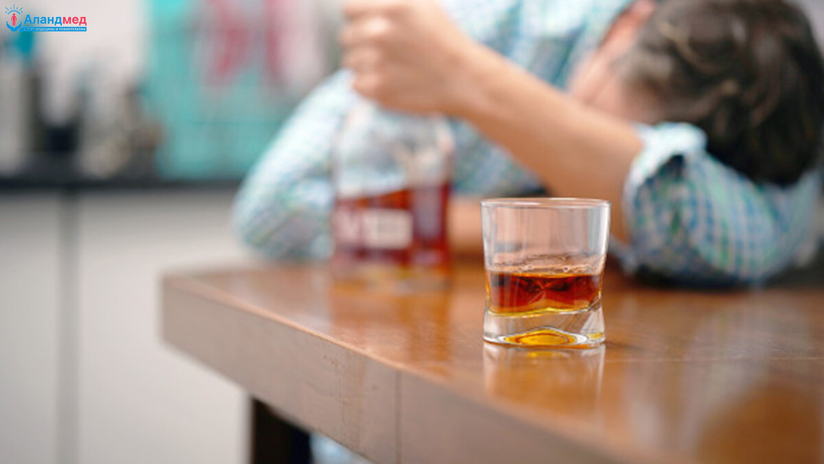 Для людей, страдающих алкоголизмом, рано или поздно наступает стадия, когда человек уходит в запой. 