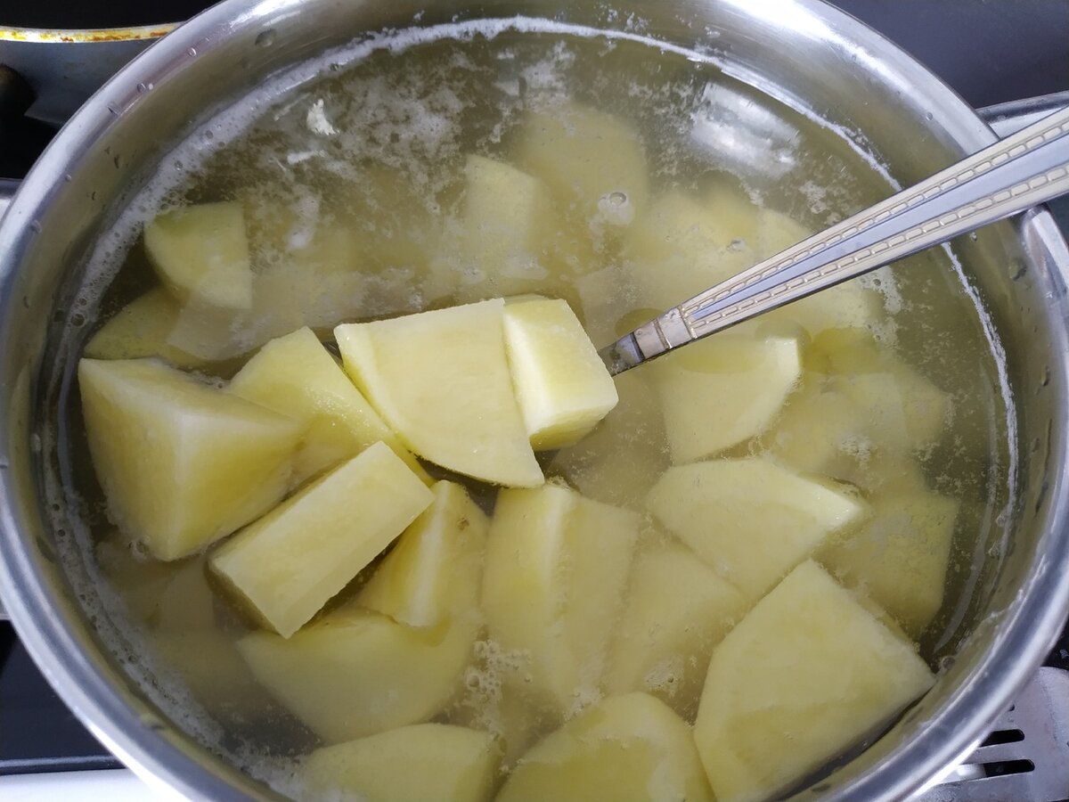 Картошку очистить, разрезать картофель на 4 части и нарезать крупными кусками. Отправить в кастрюлю с водой и поставить на огонь. Доводим до кипения, варим 5 минут, затем сливаем воду.