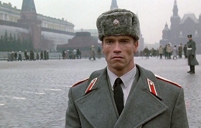 Герой Шварценеггера в фильме «Красная жара». / Фото: s3.eu-central-1.amazonaws.com
