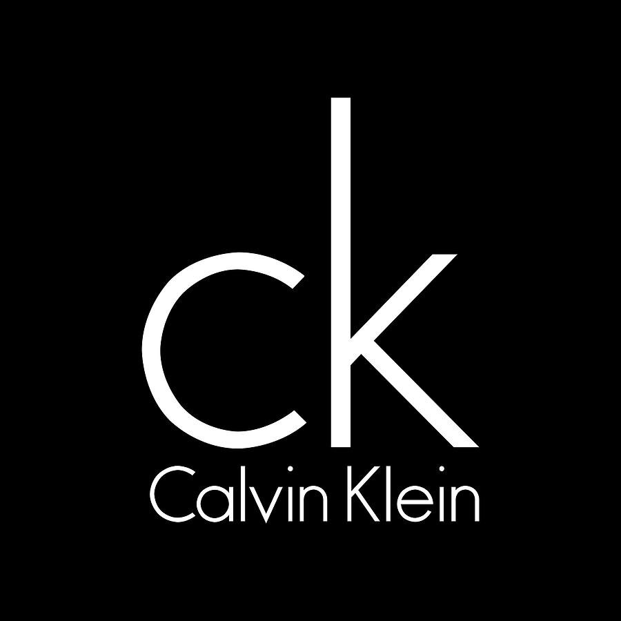 Клейн кляйн. Кальвин Кляйн бренд. Calvin Klein логотип. Calvin Klein на черном фоне. Кельвин Кляйн надпись.