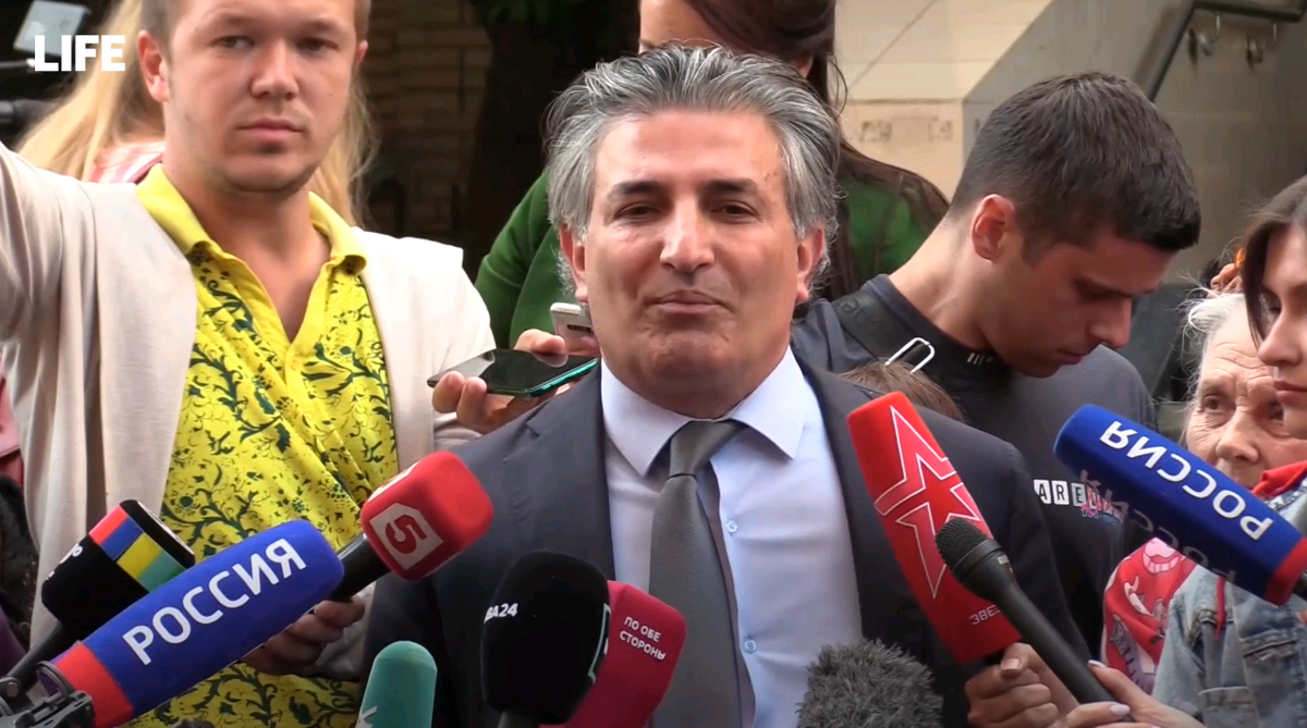 Отказались от его услуг. Правильно? Или очередной подвох. Кадр с канала Live