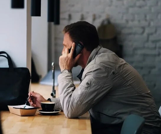 
Люди пьют кофе на работе, чтобы получить удовольствие от вкуса, отдохнуть и взбодриться. © unsplash.com