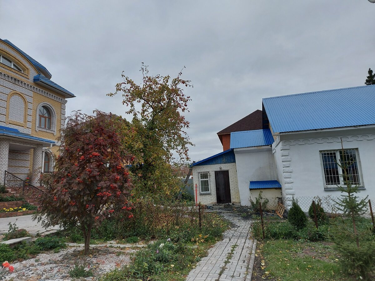 Дом, пострадавший в результате пожара. А рядом, тот что был моим раньше. Как видите, всё объединено в единый архитектурный ансамбль.