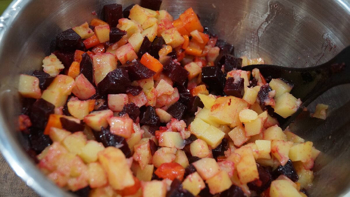 Овощи в микроволновке для винегрета. Винегрет с маринованным луком. Винегрет без огурцов. Картошка и свекла кубиками. Приготовьте винегрет полакомьтесь салатом.