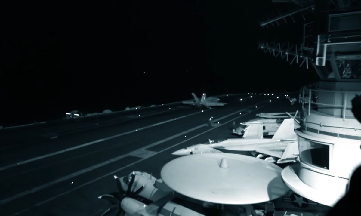 Ночное приземление F-18 на палубу американского авианосца.