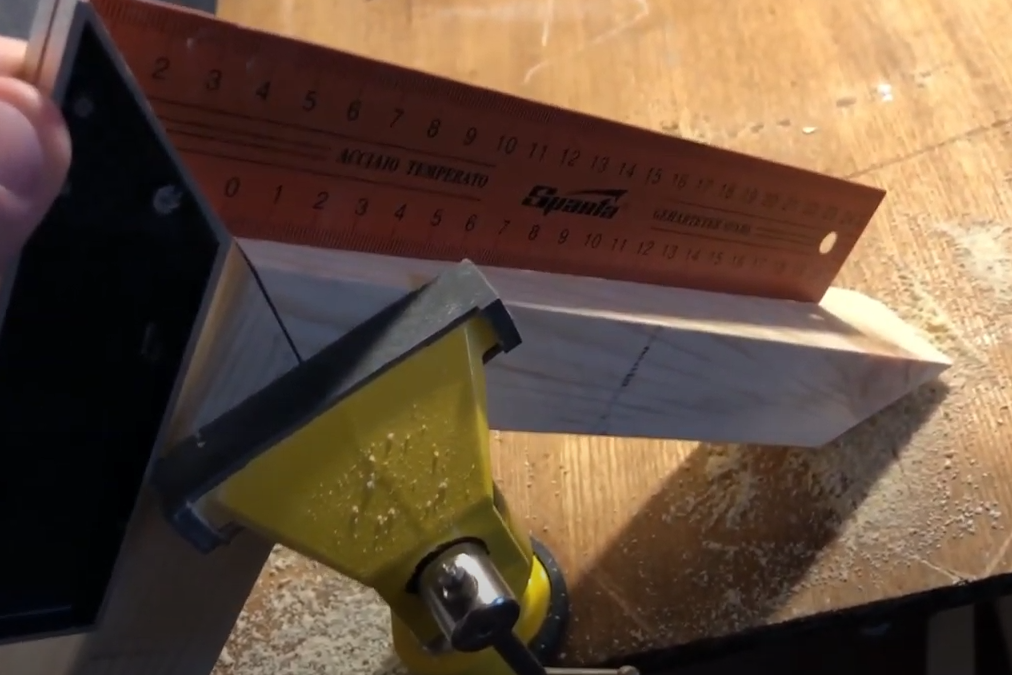 Перед соединением проверяю детали на перпендикулярность.