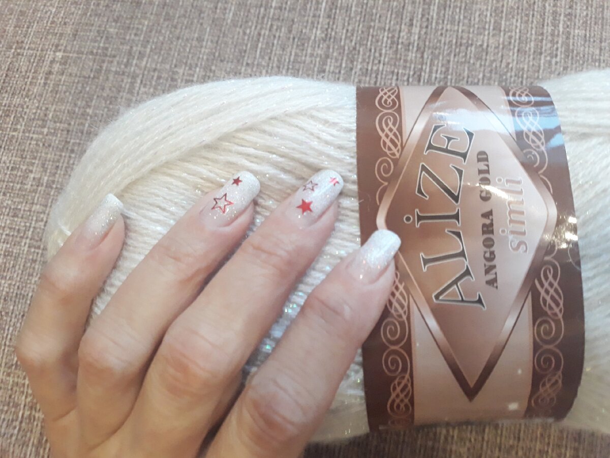 Маникюр делала с перспективой встретить с ним Новый год).