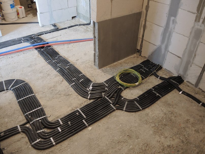 Пример электропроводки по полу // Электропроводка в квартире