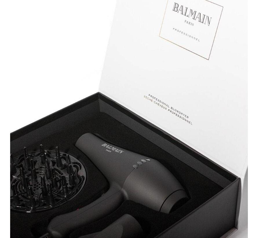 Профессиональный фен Balmain Hair Professional Blowdryer. Плюсы: больше функций и насадок для создания разных стилей, большая мощность. Минусы: профессиональные фены дороже фенов для домашнего использования.