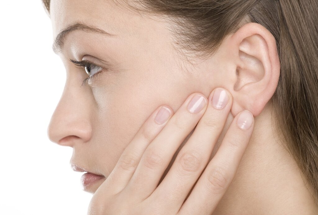 Почему женщины любят ушами? Миф или ?