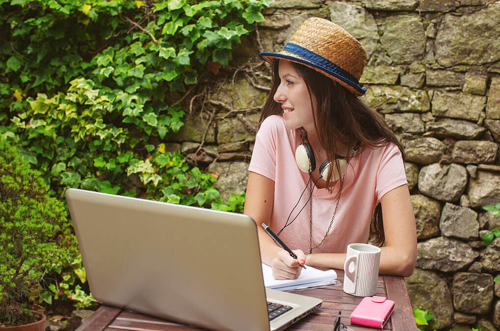 Каждый человек рано или поздно сталкивается с пониманием того, что жить в устоявшихся обстоятельствах он больше не хочет и не может. Появляется ощущение, что жизнь протекает на автопилоте и ничего значимого не происходит. Если подобные мысли все чаще стали посещать вашу голову, значит, что ваша личность требует развития и совершенствования. Как перейти к новому жизненному этапу и не допустить, чтобы план личностного роста превратился в бесполезную трату денег, времени и душевных сил, попробуем разобраться вместе.Что такое саморазвитие?
Человек устроен так, что всю свою жизнь он находится в процессе изменений: физических, интеллектуальных, личностных и духовных. Всякий новый этап играет значимую роль в судьбе и делает личность либо «лучше» (мудрее, сильнее, осознаннее), либо «хуже». По словам американского писателя-антрополога К. Кастанеды, «Человек сам делает себя сильным, либо делает себя слабым, количество работы при этом одинаковое».Саморазвитие – это процесс всестороннего развития личности, раскрытия ее талантов и выработки личных качеств. Большинство людей не понимают истинного смысла саморазвития. Они смотрят видео, читают статьи и книги, ходят на всевозможные курсы и тренинги по личностному росту, однако никаких изменений не происходит.Настоящее развитие личности не может включать лишь поиск и потребление информации. Теоретическая подкованность в вопросах самосовершенствования совершенно не означает реального изменения жизни к лучшему.Путь к саморазвитию есть не что иное, как бесконтрольное, доведенное до автоматизма применение полученных знаний на практике. Он может включать в себя следующие компоненты:• осознание себя, своих целей и желаний, а также принятие своей индивидуальности;
• работа над самооценкой;
• совершенствование старых навыков, обучение новым;
• развитие интеллекта;
• поиск и развитие сильных сторон;
• повышение качества жизни;
• профессиональное развитие;
• улучшение благосостояния и повышение социального статуса;
• расширение социальных связей;
• укрепление здоровья, физическое развитие.
Помогают ли саморазвиваться тренинги личностного роста?
В последние годы отмечается бум на всевозможные курсы и мастер-классы по самореализации, обещающие за несколько дней сделать вас богатым и успешным человеком.С каждым днем появляются все новые и новые гуру саморазвития, которые наставляют массы людей на путь истинный. Возникает закономерный вопрос: почему после указанных курсов далеко не все оказываются успешными в жизни? Может быть все эти тренинги – не что иное, как новый способ заработать денег? Давайте разбираться.Подавляющее большинство лекций - это «пустышки», которые не могут принести практической пользы. Посмотрим объективно. Некий «гуру» решил вывести свою аудиторию на более высокий уровень развития. Усовершенствовать всех и каждого из присутствующих, не вдаваясь в подробности их жизненных обстоятельств, пережитый опыт, социальное окружение и прочие сугубо индивидуальные особенности. Проработка индивидуального плана развития личности с учетом вышеперечисленных параметров, конечно, отсутствует. Аудитории предложен универсальный шаблон действий, которые по субъективному мнению наставника должен сработать. Одна инструкция на десятки независимых и непохожих друг на друга людей.Слепое движение по инструкции ни к чему хорошему привести не может. Личностное развитие не может состояться без пробуждения собственной воли. Стоит лишь посмотреть на само слово «саморазвитие». Частица «само» подчеркивает важность самостоятельности, права выбора собственного направления.В чем опасность тренингов личностного роста?
Многие коучеры и лекторы грешат одной непростительной ошибкой. Очень часто они дают слушателям ложные утверждения, которые не имеют ничего общего с реальным миром. И если человек вслепую верит таким учениям, то может еще сильнее усугубить свое положение.К примеру, поверив в распространенное высказывание о том, что любой человек может достигнуть всего, что только пожелает, люди могут растрачивать свои силы в несвойственных для них сферах. Следует понимать, что для достижения успеха необходимы определенные задатки, которых у какого-то человека может и не быть. Поэтому, в погоне за достижениями нужно отталкиваться от индивидуальных особенностей своей личности, необходимо уметь адекватно оценивать свои сильные и слабые стороны. Ни один человек не способен добиться всего на свете, но каждый может правильно расставить жизненные приоритеты.Схожее происходит с утверждением о том, что изменить свою жизнь - легче легкого. На самом деле это далеко не так. Внесение серьезных коррективов в привычную жизнь – очень сложный и длительный процесс, требующий кропотливой работы над собой и своими привычками. Нужно быть готовым к тому, что для личностного роста придется запастись временем и силами.С чего начать саморазвитие: план к действию
Изменить ход своей жизни можно в любом возрасте. Прийти к этому решению не сложно: ваш внутренний голос сам подскажет, что наступил тот самый момент и не остается ничего иного, как заняться личностным ростом.Вот несколько советов для начинающих.1. Четко обозначьте цели.Необходимо составить индивидуальный план саморазвития, включающий в себя цели, которых вы хотите достичь. Отправной точкой должны стать именно ваш опыт и умения в данный момент.Мечтаете о жизни за границей? Не штудируйте многочисленные сайты об эмиграции и прелестях жизни в Европе или на берегу моря. Для начала оцените ваш уровень знаний местного языка и запишитесь на курсы или индивидуальные уроки, если он оставляет желать лучшего. Занятия с носителями позволят не только подтянуть разговорный язык, но и предоставят куда более ценную информацию о жизни в конкретной стране, чем абстрактные интернет-ресурсы.Необходимо тщательно продумать все промежуточные задачи, выполнение которых приблизит вас к желаемому результату.По мере освоения навыков, получения опыта, а также при появлении новых возможностей нужно вносить изменения в план.2. Настройте себя позитивно.Следует сразу настроить себя на то, что саморазвитие – хоть и сложный процесс, но вполне выполнимый. Здесь главное не сойти с назначенного пути, четко следовать выстроенному плану и не опускать руки при столкновении с трудностями. Чтобы изменить свою жизнь к лучшему, требуется сила воли, умение организовать себя и мыслить позитивно. Не ленитесь, не оправдывайте свои неудачи, не жалуйтесь на судьбу, а просто используйте каждую минуту своей жизни с пользой.Решились взяться за то, что может приблизить к желаемой цели – идите до конца. Даже если вы столкнетесь с отрицательным результатом, усвоенный опыт даст осознать, где вы допустили ошибку, и позволит пересмотреть свои позиции. Пробуйте снова, ищите новые выходы, учитесь, наблюдайте, перенимайте необходимый опыт. Главное, ищите во всем позитивные стороны, верьте в себя и в свои возможности.3. Запаситесь энергией.Для того, чтобы начать новую улучшенную жизнь, необходимо научиться получать жизненную энергию и правильно ее расходовать. Энергия позволит вам не сойти с пути, решить все сложные задачи, которые указаны в вашем плане личностного роста. Не расходуйте силы на отрицательные эмоции, не смотрите с завистью на других, не злитесь и не укоряйте. Лучше начните свой день с зарядки, откажитесь от вредных привычек, начните, наконец, высыпаться.Грамотно выстройте свой рацион питания. Если организм находится в состоянии дефицита энергии и полезных нутриентов, то ни о каком саморазвитии и речи быть не может. Надо сначала насытить каждую клетку необходимыми компонентами, чтобы она могла правильно функционировать. И особенно это касается нейронов. Для познания нового нервная система должна работать на полную. А чтобы этого добиться, посмотрите, что вы кушаете. Правильная пища – это источник полноценного белка, легко усваиваемых калорий, витаминов и минералов. Также она должна содержать:• холин – основной компонент мембран нервных клеток и нервных волокон;• омега-3 жирные кислоты, которые защищают структуры головного мозга от повреждающего действия свободных радикалов.НА ЗАМЕТКУ:
Сбалансированное питание легко обеспечить с помощью смеси Resource Optimum. Смесь содержит оптимальный баланс белков, витаминов, минералов, омега 3 и омега 6, пре- и пробиотики.4. Развивайте интеллект.Изменить свою жизнь не получится без постоянной работы над умственными способностями. Здесь незаменимыми помощниками станут книги и научные передачи о психологии человека, инновациях, научных достижениях и т.д. Попробуйте разобраться, как работают различные механизмы, откуда берутся многочисленные природные явления, как устроен человек и какие тенденции актуальны в современном обществе. Попробуйте выучить иностранный язык, решить математическую задачу, распутать непростую головоломку – все это поможет держать ваш мозг в тонусе, улучшит память и расширит кругозор. Помните, что для успешного прохождения процесса саморазвития необходим ясный и острый ум.5. Улучшайте коммуникативные навыки.Развитие личности невозможно без взаимодействия с социумом. А поэтому, чтобы начать самосовершенствование, необходимо научиться без труда адаптироваться в обществе. Только общаясь с внешним миром мы получаем жизненный опыт, оттачиваем свои навыки и умения. Попробуйте понаблюдать за другими людьми, прислушайтесь к тому, что они говорят, проанализируйте их действия – какое поведение вызывает у вас негативные эмоции, а какое позитивные? Не воспринимайте действия посторонних в штыки, попробуйте встать на их место и понять мотивы поведения.6. Открывайте для себя что-то новое.Не можете определиться, как начать улучшение своей жизни? Учитесь новому. Научитесь водить автомобиль, подберите для себя неизвестный ранее вид спорта, освойте новую профессию, займитесь фитнесом или йогой. Попробуйте вести себя не так, как раньше. Знакомьтесь с новыми людьми, путешествуйте, ходите в театры, на выставки и концерты. Увидеть себя по-новому поможет занятие общественной деятельностью или волонтерство.7. Займитесь посильным видом спорта.Физические нагрузки укрепляют характер, тренируют силу воли, выносливость и упорство – а это и есть незаменимые качества на пути к лучшей жизни.Вместо заключенияНе беспокойтесь о том, что даже осознание первых целей на пути работы над собой может занимать длительное время. Первый этап личностного роста уже пройден – вы поняли, что хотите стать лучше, и приняли необходимость изменений. У каждого человека свой путь развития и совершенствования, который может включать непрерывную борьбу со страхами, комплексами и прежними жизненными установками. Не закрывайтесь от новых знаний и увлечений, полезных знакомств и ярких впечатлений. Они обогатят ваш внутренний мир и откроют новые возможности естественным образом. Главное в процессе саморазвития – верить в себя и, конечно же, питаться правильно, чтобы организм имел силы для открытия нового.