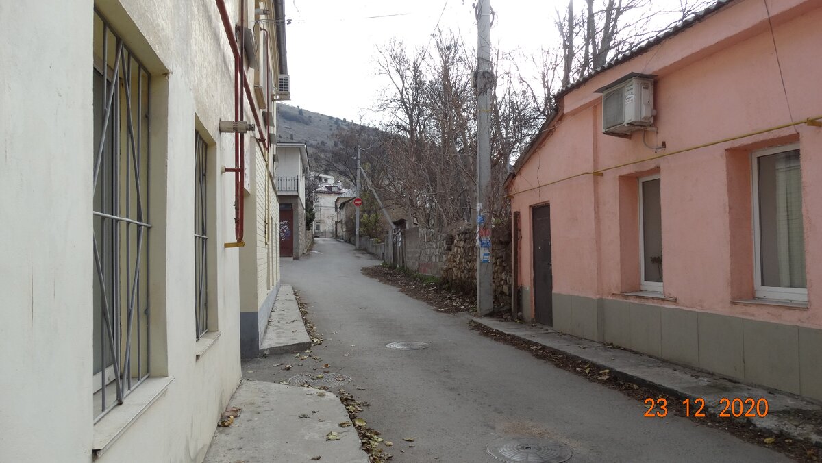 Здесь с трудом проезжает один автомобиль, места для парковки нет совсем