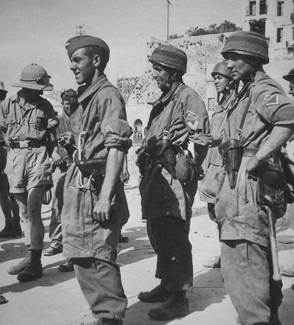 Высадка на крит. Критская операция 1941. Немецкие десантники битва за Крит 1941. Немецкие парашютисты на Крите.