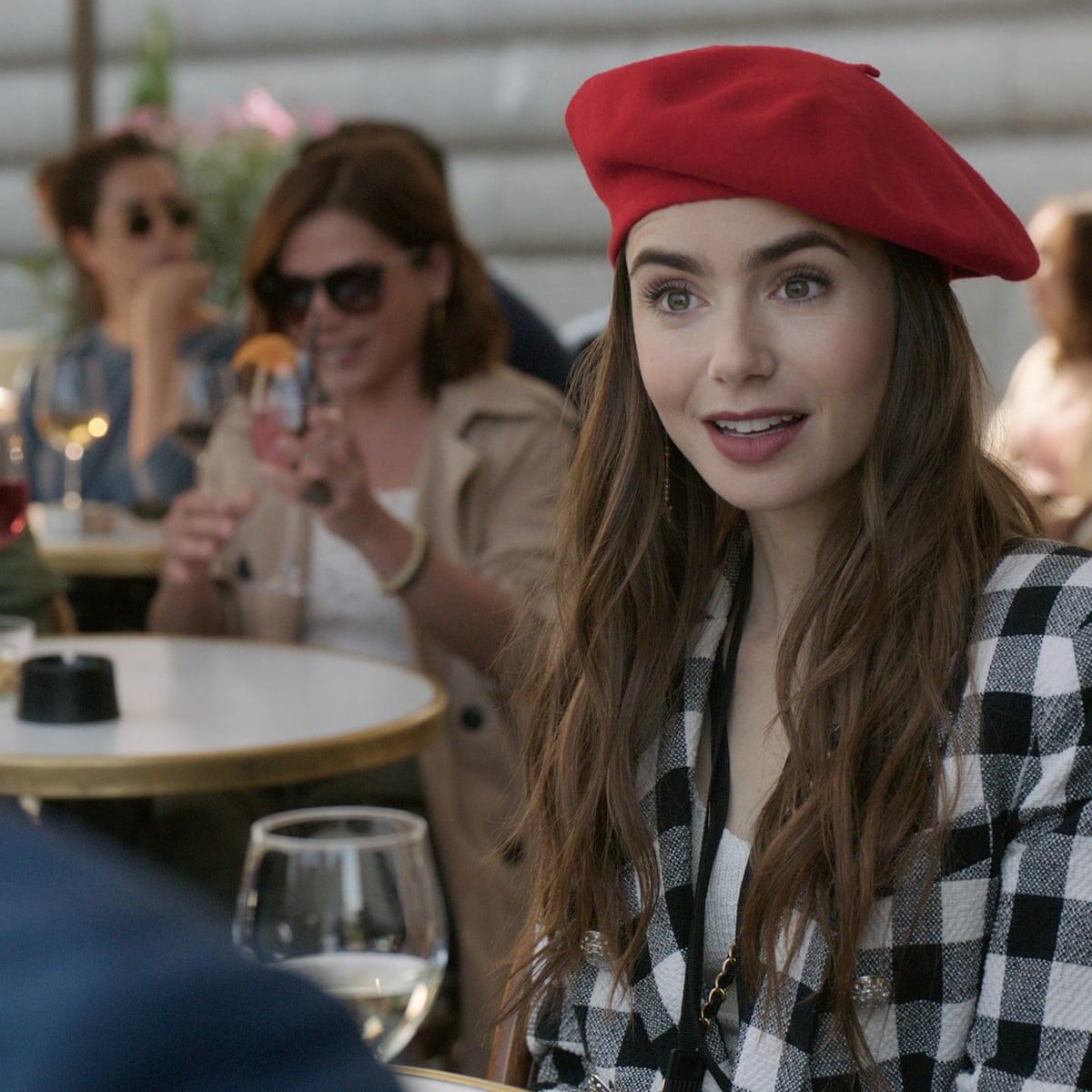кадр из сериала "Эмили в Париже"