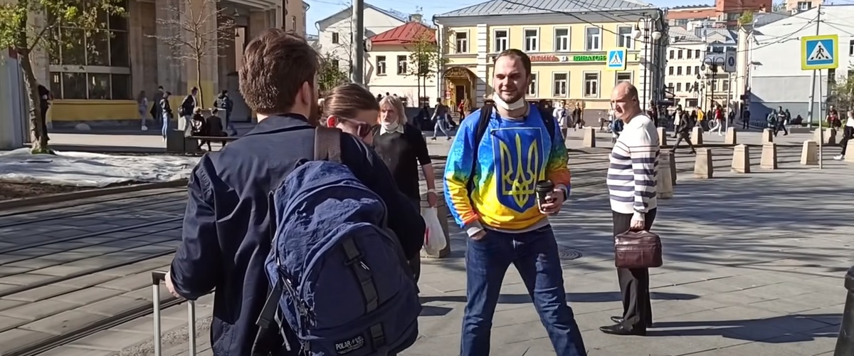 Спрашивает как пройти в библиотеку.