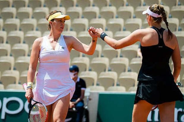 Соперницы поздравляют друг друга с игрой.  фото: картинки яндекса. 