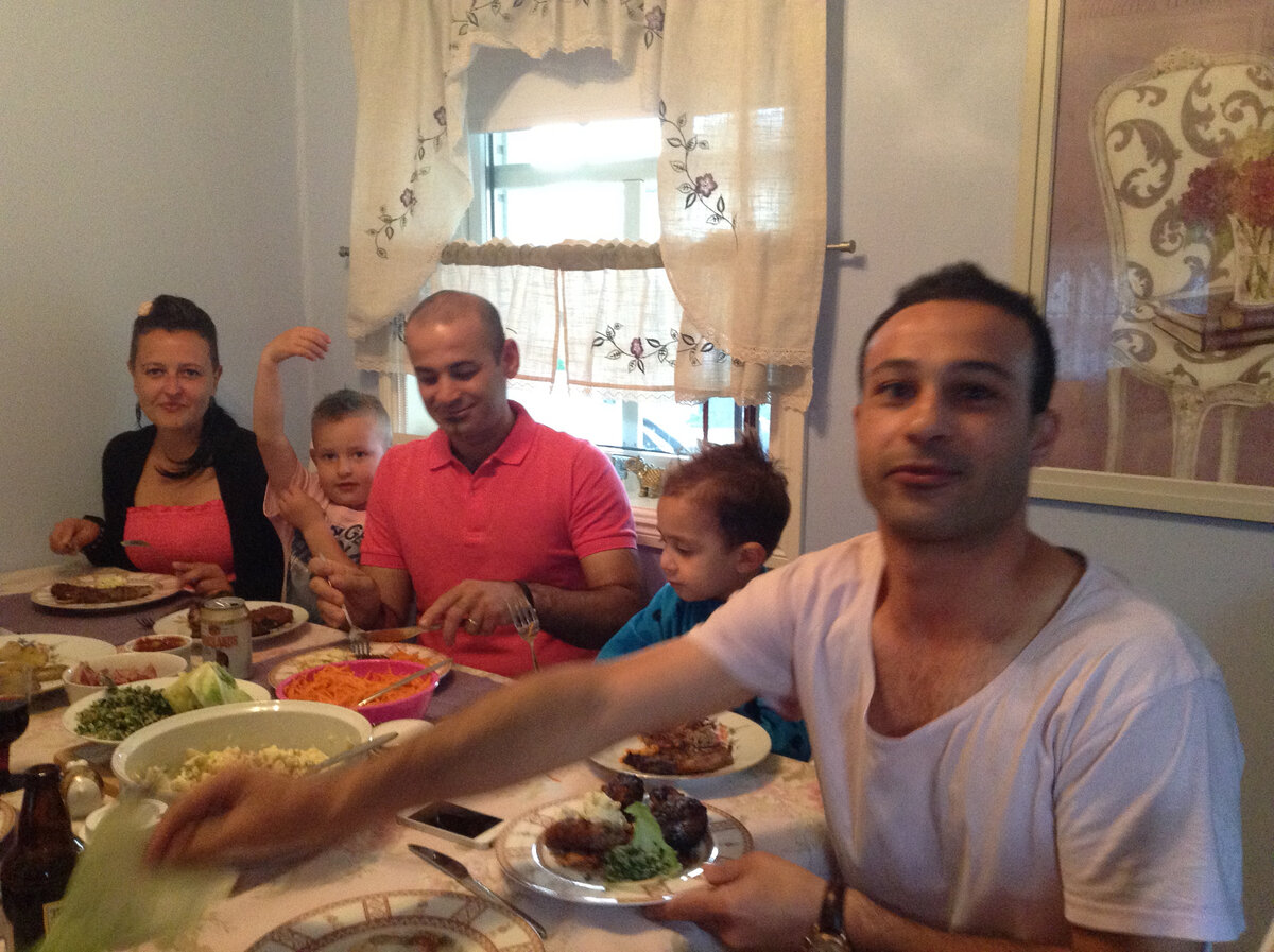 Мы обычно собираемся с детьми, и конечно же спиртное почти не употребляем пока дети не лягут спать, дети гостей часто остаются с ночевкой, благо есть гостевая спальня. 