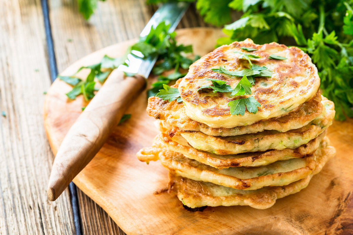 Лепешки из кабачков. Картофельно-нутовые лепёшки. Овощные лепешки. Сырно-кабачковые лепёшки. Кабачковые оладьи с сыром и зеленью.