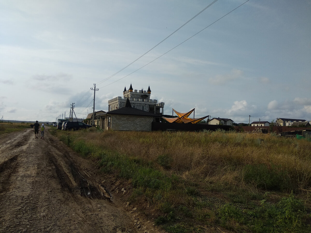 Я имею в виду строение, стоящее справа от основного здания. Оранжевые крыши.