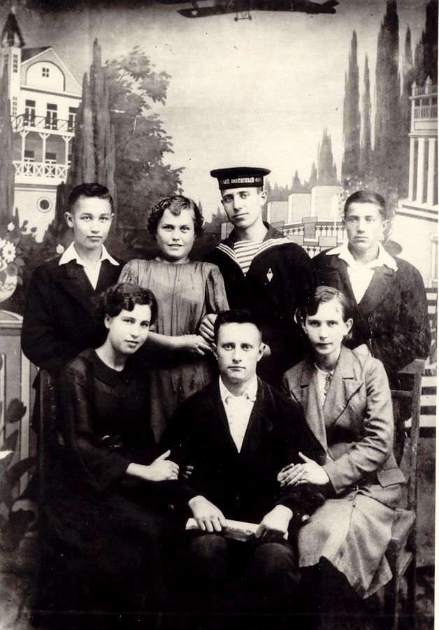 Слева во втором ряду - Василий Бондарёв, слева в первом ряду - Александра Бондарёва (в центре сидит еще один участник "Молодой гвардии" - Анатолий Николаев, но о нем - в следующий раз. 