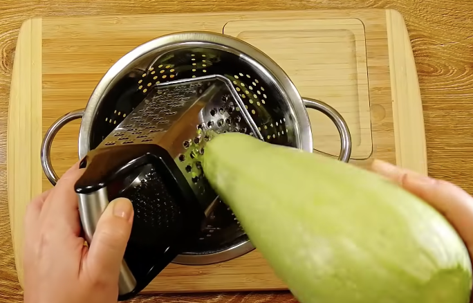 Натираем кабачок