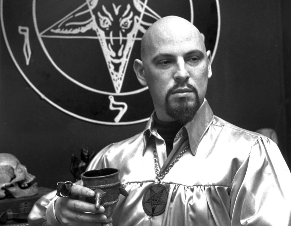 Знаменитая фотография А.Ш.Лавея на фоне придуманного им символа: Бафомета, вписанного в пентаграмму.