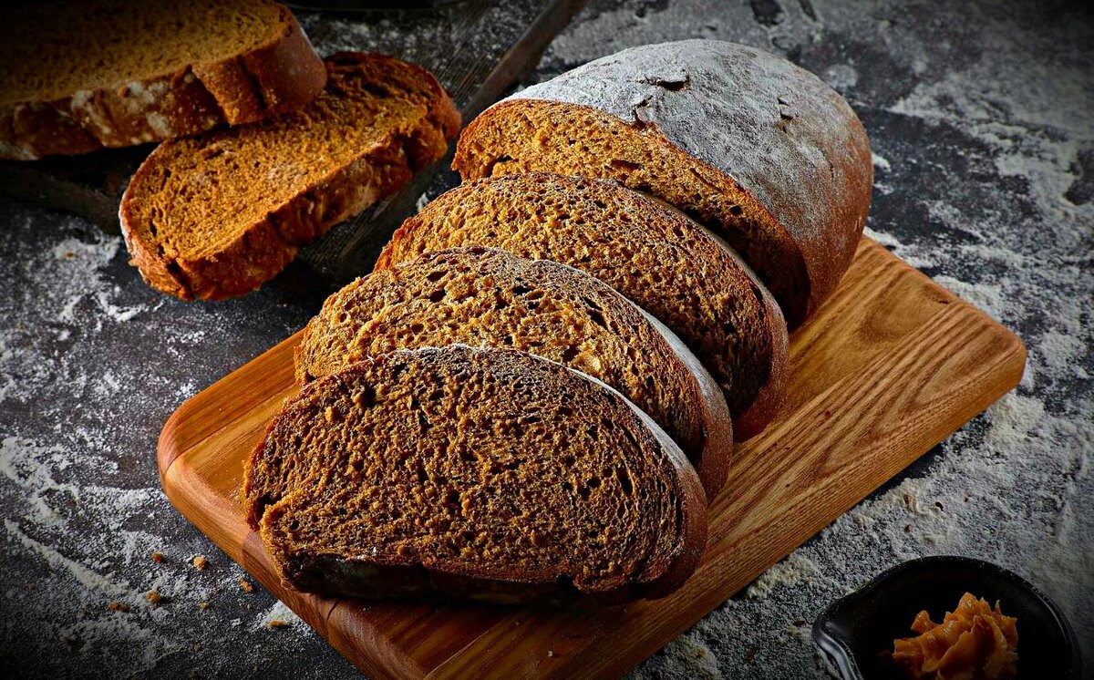 Испечь ржаной хлеб в духовке рецепты. Украинский хлеб. Хлеб с черносливом. Хлеб домашний с кунжутом. Хлеб домашний с кунжутом круглый 300г.