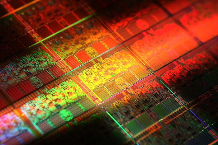 Миллиарды кристаллов процессора под сильным увеличением 