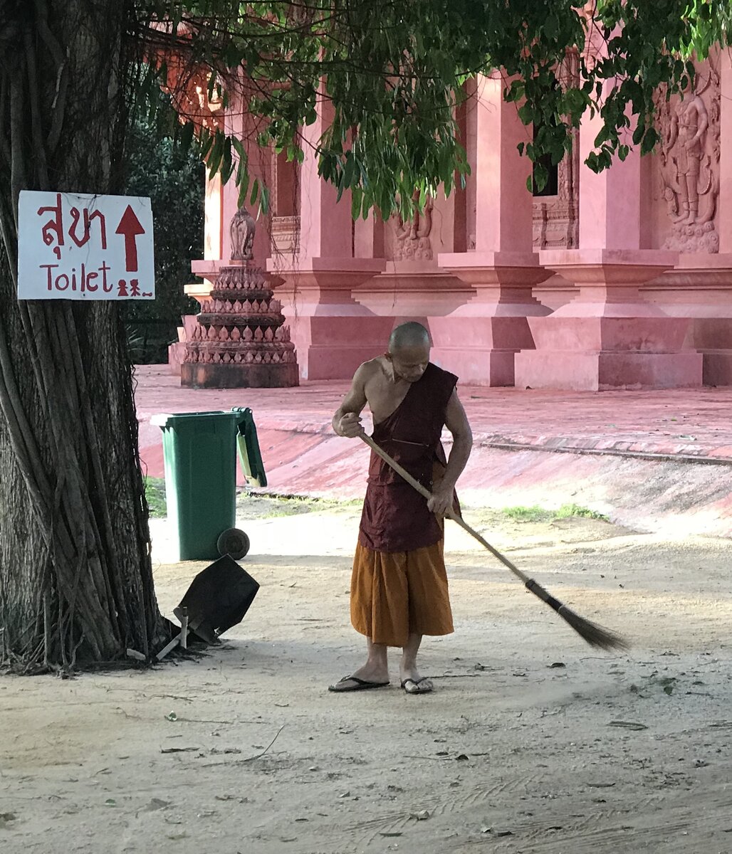 До Непала я так и не долетел, картинок оттуда у меня нет, поэтому тайских монахов поэксплуатирую