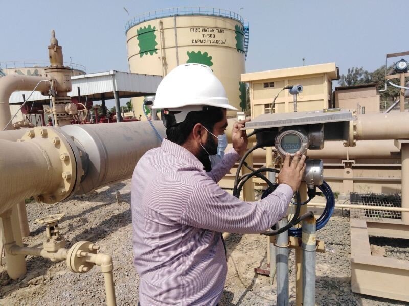 Специалист КРОНЕ настраивает прибор на месте эксплуатации