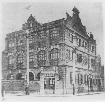 Шанхайский клуб сберегательной ассоциации Цзяньде, где выступал Сун. Он был основан весной 1916 года и просуществовал в течение трех лет. Там часто проводились различные  мероприятия «для представителей культурных кругов города».