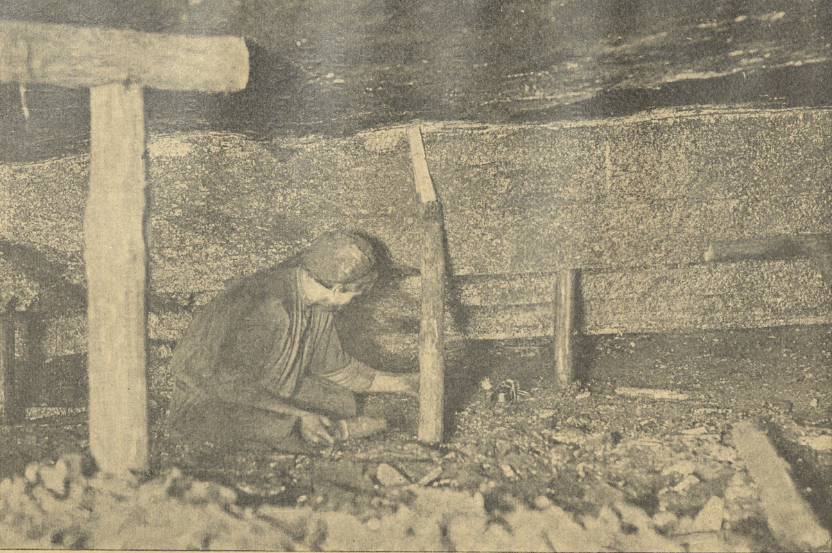 Зарубщик. Производство вруба при помощи поддирки - сидя. (Подземный снимок фотографа В. Лосева, город Александровск-Грушевский.)