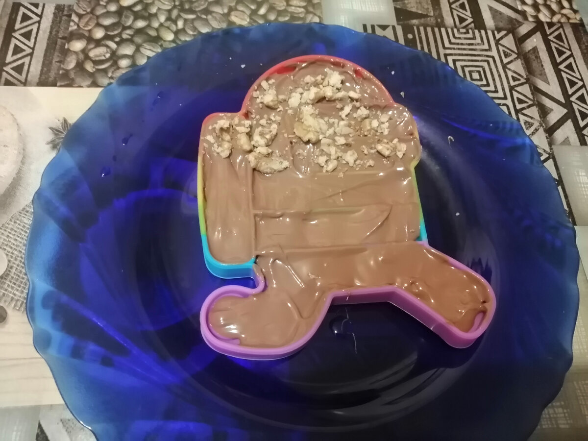 Сверху поспали орешками грецкими