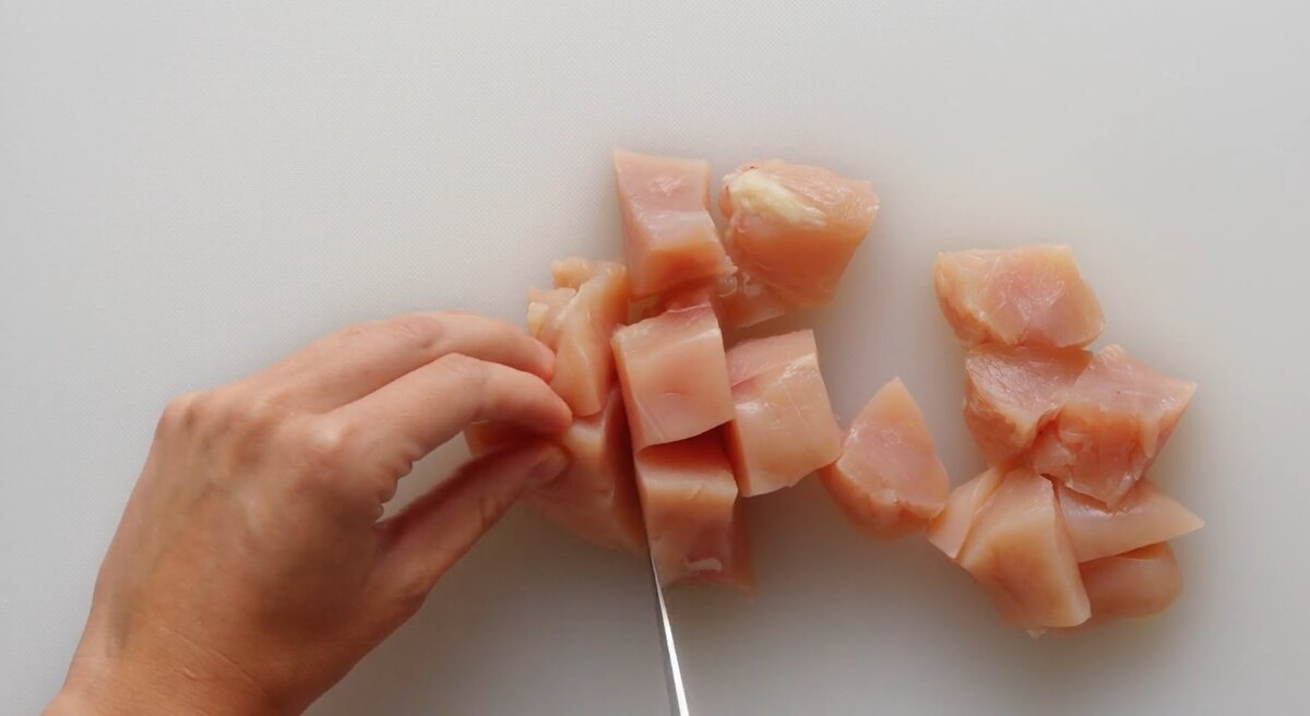 Нарезка куриного филе на небольшие кусочки  Фото:  simplyrecipes.com