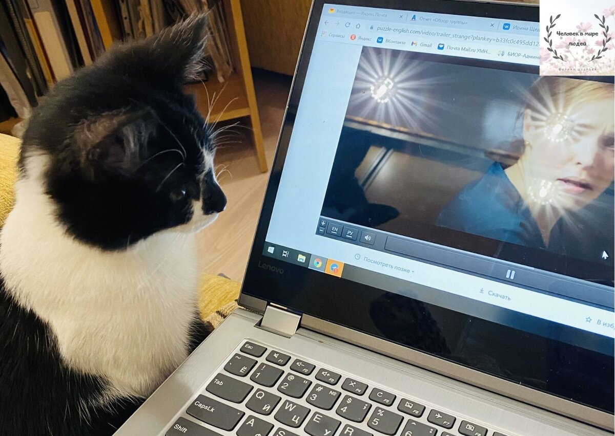 Умка - потому что из УМНЕЙ:) Вообще он реально смышленый