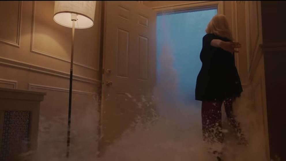 Смывающие умиротворенное состояние штормые волны, ассоциируются не только с осточертевшим бывшим, но и со стремительными изменениями внутри и вокруг Билли