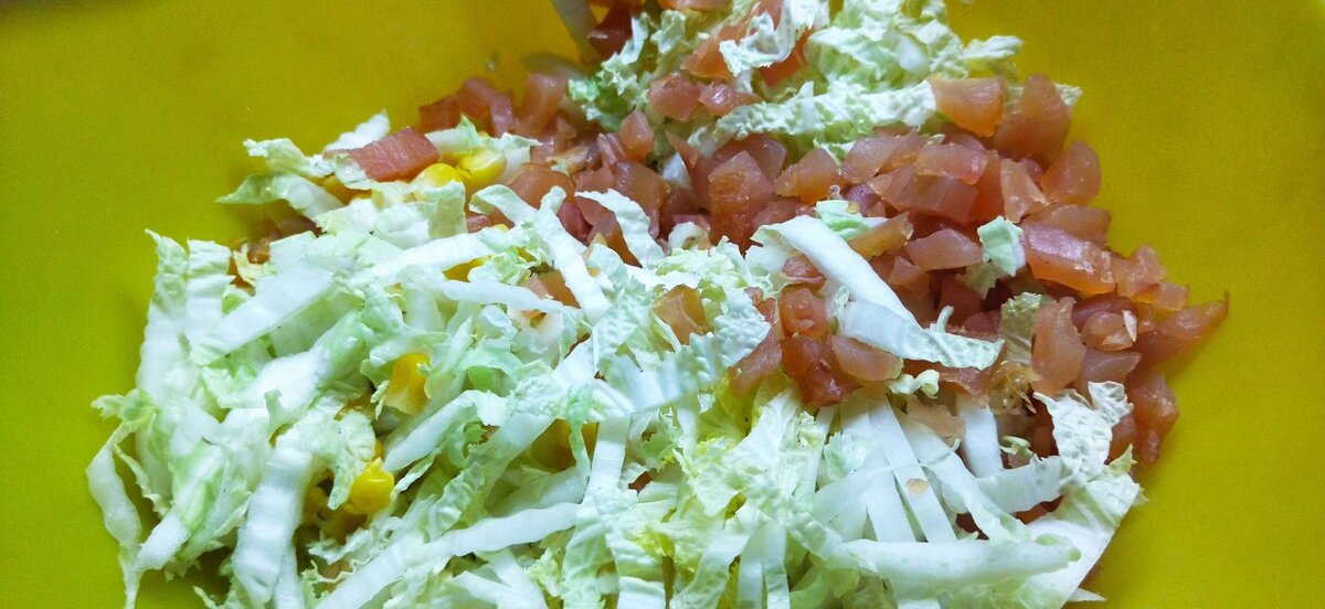 Салат из пекинской капусты, сухариков, кукурузы и пастромы