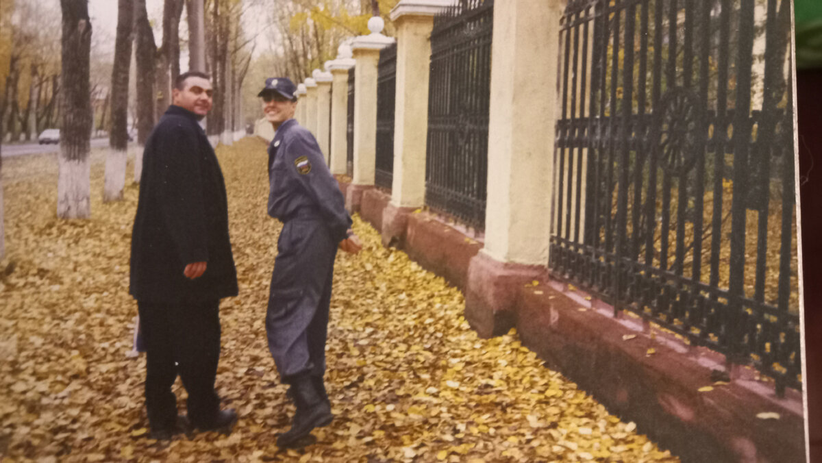 Перед присягой. Я худой и в форме, слева отец.