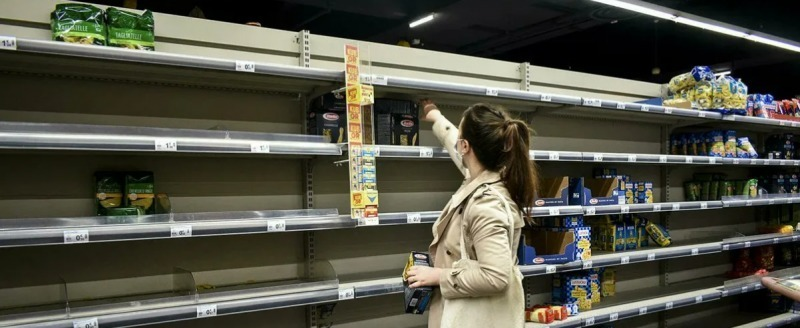 В Евросоюзе, также как в Беларуси и России, люди паникуют и закупаются продуктами питания. Самыми популярными продуктами сейчас стали сахар и мука.