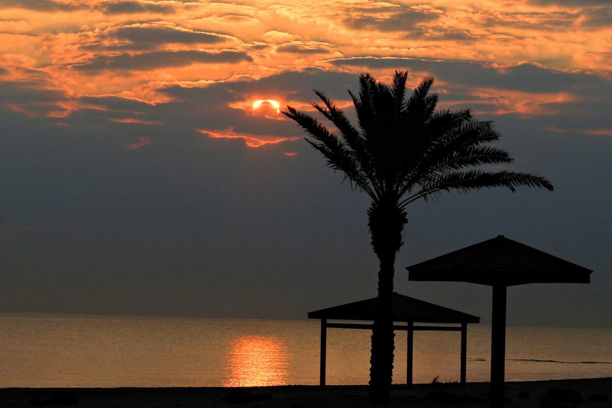  Через несколько минут после окончания кольцеобразной фазы затмения 26 декабря 2019 года в Катаре, фото автора