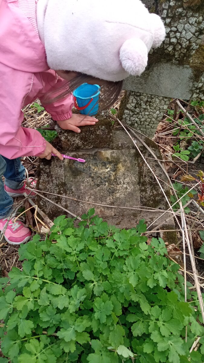 Фото ДО. Мыли водой и зубной щеткой, мылом мыть я побоялась, т.к. совсем незнакома с камнем. Мытьё не помогло- черная плесень въелась в мрамор и надпись до сих пор не видно. Переписывала я ее наощупь, водя пальчиком по буковкам. 