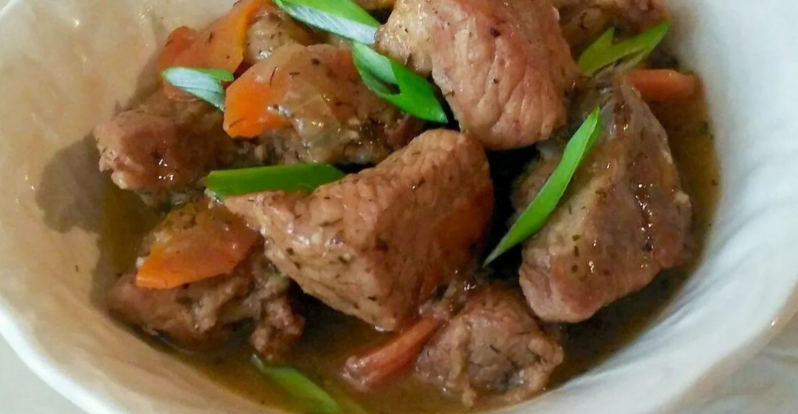 Свиное рагу в духовке. Мясо тушеное с луком. Свинина тушенная с луком. Тушеная свинина ги. Свинина с морковью и луком.